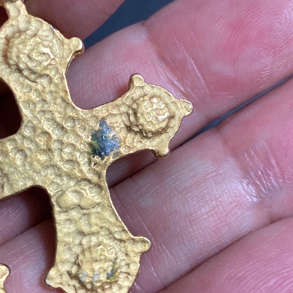 🖤Vtg💕Matte gold cross earrings - Picture 5 of 9